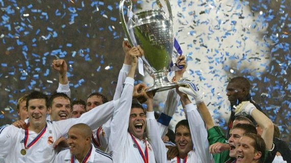 Raúl levanta la Champions en 2002 junto con Hierro.