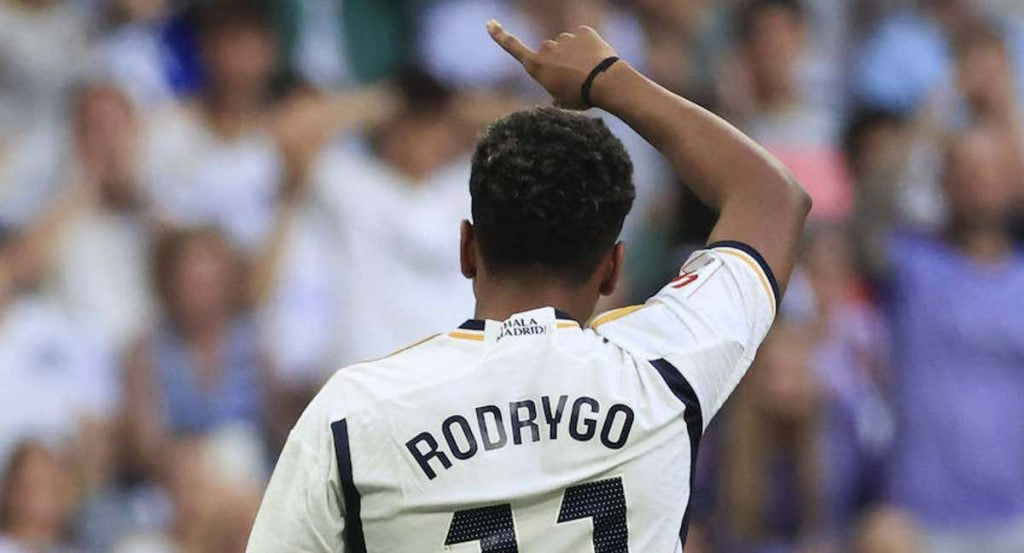 Rodrygo, de espaldas, en el Santiago Bernabéu.