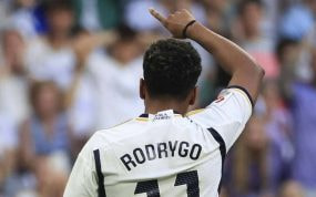 Rodrygo, de espaldas, en el Santiago Bernabéu.