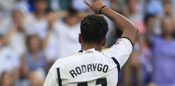 Rodrygo, de espaldas, en el Santiago Bernabéu.