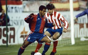 Romario encara en el área a Solozábal, en el Atlético-Barcelona, del 30 de octubre de 1993 en el Vicente Calderón.
