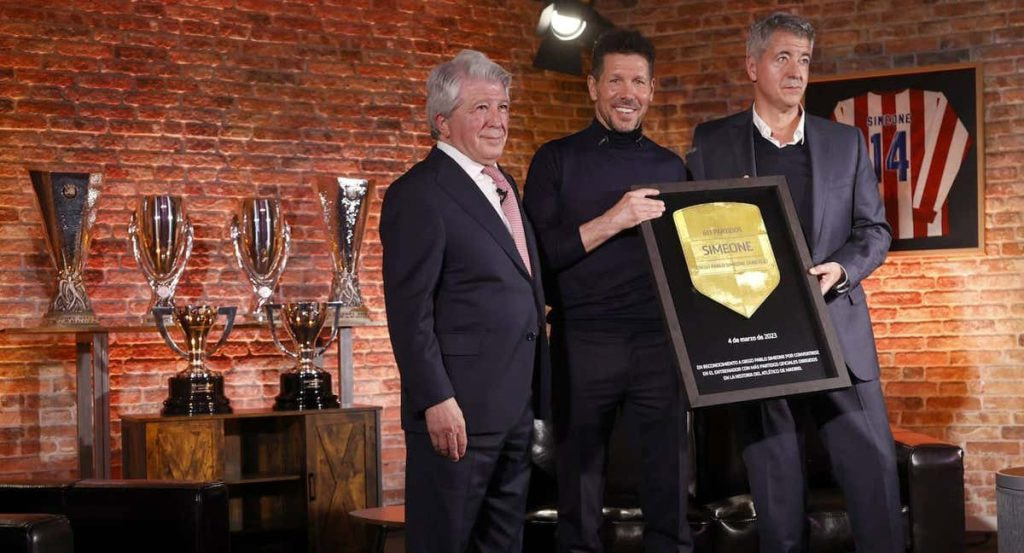 Enrique Cerezo, Diego Pablo Simeone y Gil Marín, en el homenaje que le rindió el club en el pasado mes de marzo.