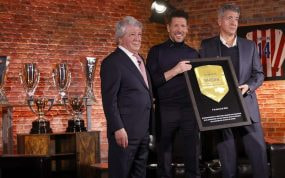 Enrique Cerezo, Diego Pablo Simeone y Gil Marín, en el homenaje que le rindió el club en el pasado mes de marzo.