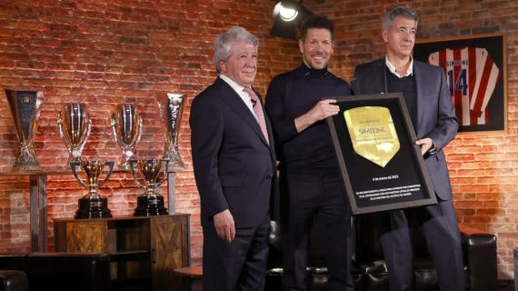 Enrique Cerezo, Diego Pablo Simeone y Gil Marín, en el homenaje que le rindió el club en el pasado mes de marzo.