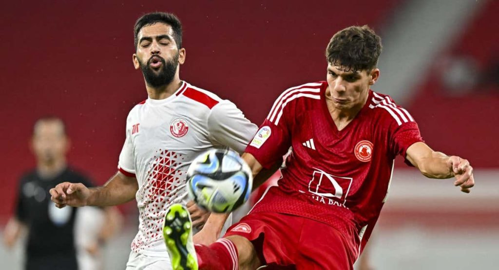Simo disputa un balón durante un encuentro con el Al-Arabi.