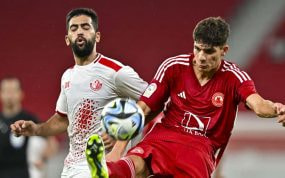 Simo disputa un balón durante un encuentro con el Al-Arabi.