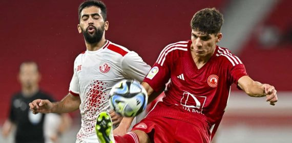 Simo disputa un balón durante un encuentro con el Al-Arabi.