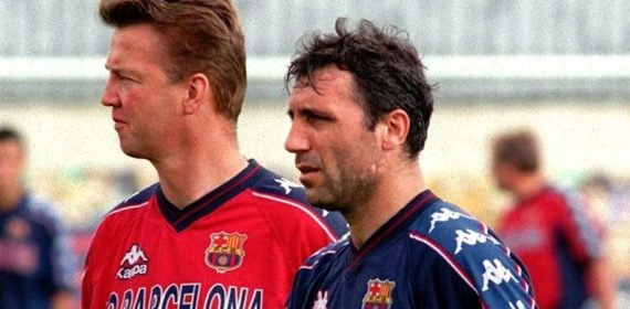 Van Gaal, junto a Stoichkov en un entrenamiento del Barcelona.