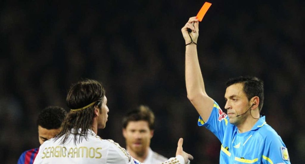 El árbitro Fernando Teixeira Vitienes, tras expulsar a Sergio Ramos en un Clásico en el Camp Nou.