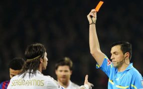 El árbitro Fernando Teixeira Vitienes, tras expulsar a Sergio Ramos en un Clásico en el Camp Nou.