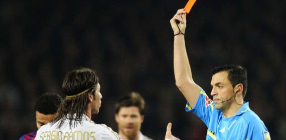 El árbitro Fernando Teixeira Vitienes, tras expulsar a Sergio Ramos en un Clásico en el Camp Nou.