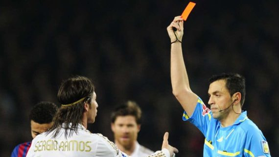 El árbitro Fernando Teixeira Vitienes, tras expulsar a Sergio Ramos en un Clásico en el Camp Nou.