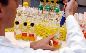 Fotografía de un laboratorio francés donde se analizan muestras antidopaje.