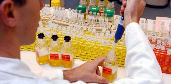 Fotografía de un laboratorio francés donde se analizan muestras antidopaje.