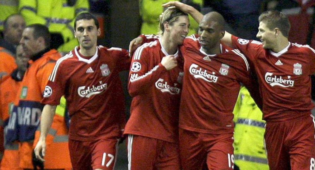 Arbeloa, Babel y Fernando Torres, celebrando uno de los goles de aquel 4-0 del Liverpool al Real Madrid en Anfield, el 10 de marzo de 2009.