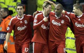 Arbeloa, Babel y Fernando Torres, celebrando uno de los goles de aquel 4-0 del Liverpool al Real Madrid en Anfield, el 10 de marzo de 2009.