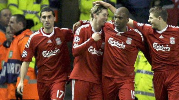 Arbeloa, Babel y Fernando Torres, celebrando uno de los goles de aquel 4-0 del Liverpool al Real Madrid en Anfield, el 10 de marzo de 2009.