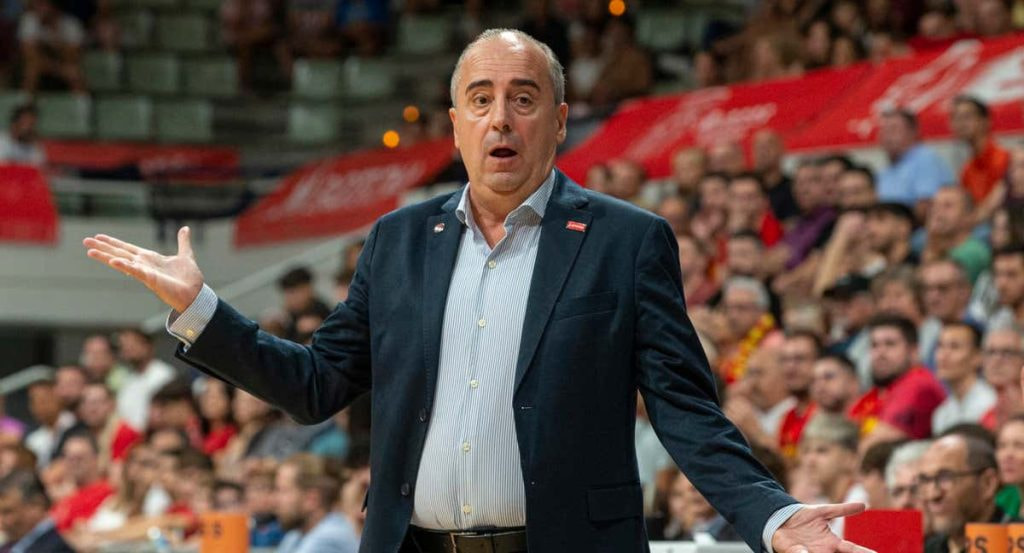 Txus Vidorreta se queja ostensiblemente durante un partido.
