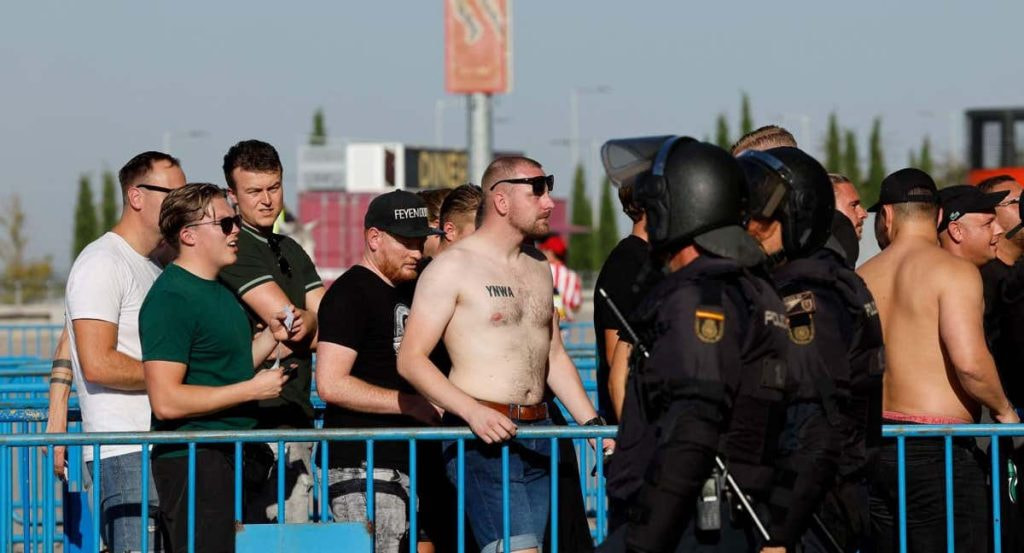 Los aficionados del Feyenoord, en el control de acceso en el Fondo Norte.
