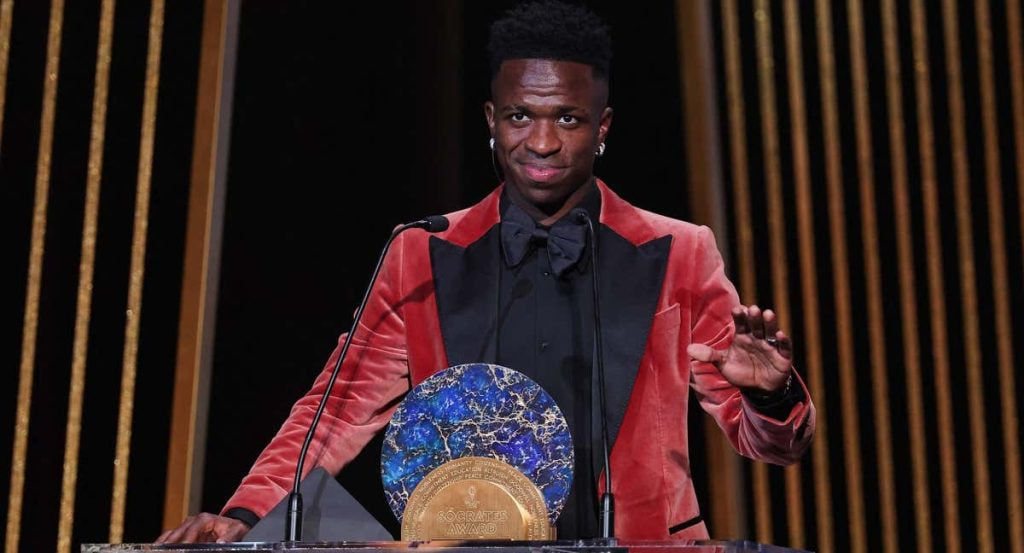 Vinicius, con el premio Kopa.