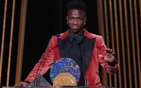 Vinicius, con el premio Kopa.