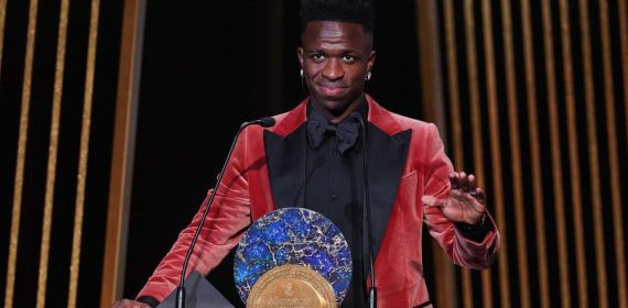 Vinicius, con el premio Kopa.