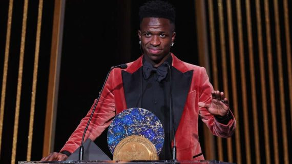 Vinicius, con el premio Kopa.