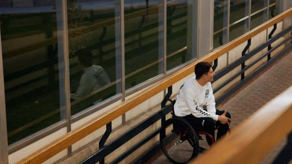 Carlos Tatay en el Hospital Nacional de Parapléjicos.