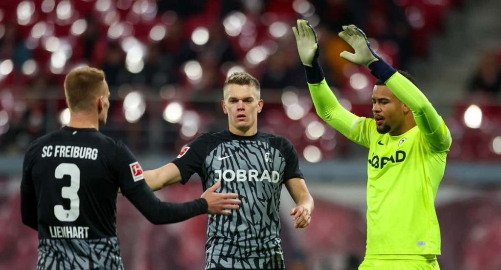 Lienharg, Ginter y Atubolu, durante un partido del Friburgo.