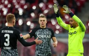 Lienharg, Ginter y Atubolu, durante un partido del Friburgo.