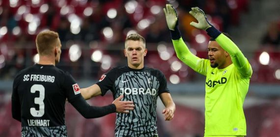 Lienharg, Ginter y Atubolu, durante un partido del Friburgo.