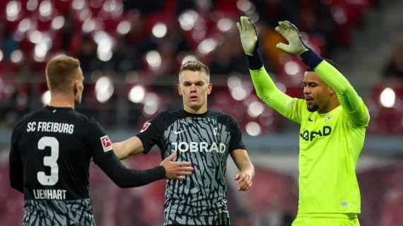 Lienharg, Ginter y Atubolu, durante un partido del Friburgo.