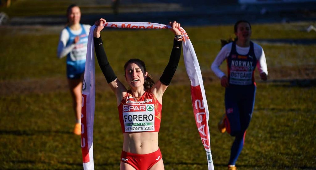 María Forero (20) entra primera en la meta del Europeo de Cross júnior en 2022.