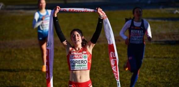 María Forero (20) entra primera en la meta del Europeo de Cross júnior en 2022.
