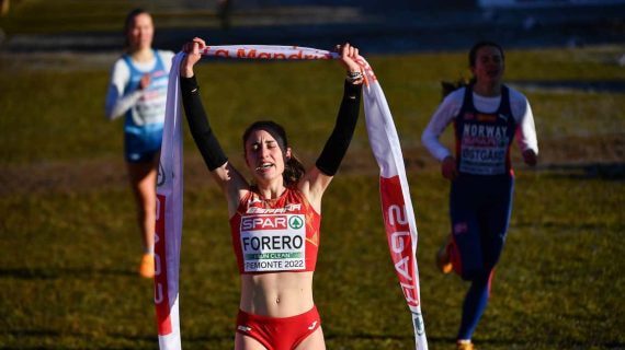 María Forero (20) entra primera en la meta del Europeo de Cross júnior en 2022.