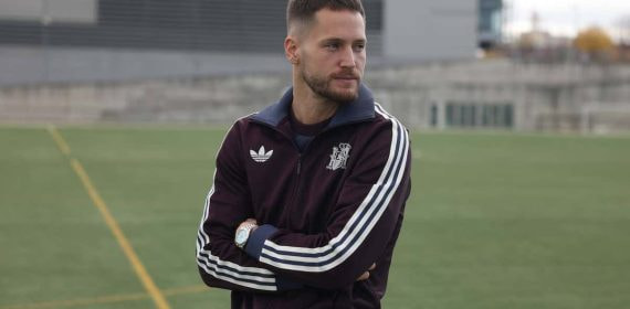 Remiro posa para Relevo en Las Rozas.