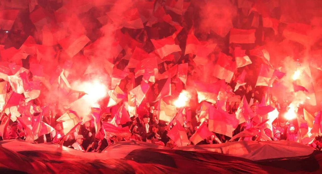 Imagen genérica de un grupo ultra con bengalas, en la grada de un estadio.