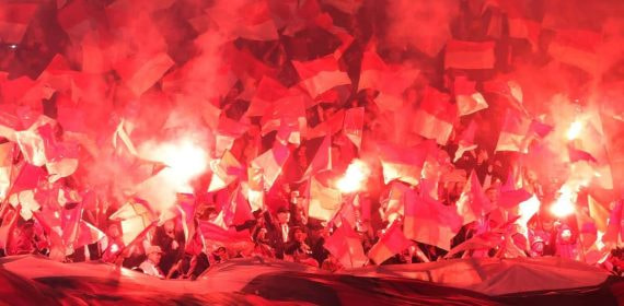 Imagen genérica de un grupo ultra con bengalas, en la grada de un estadio.