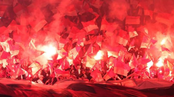 Imagen genérica de un grupo ultra con bengalas, en la grada de un estadio.