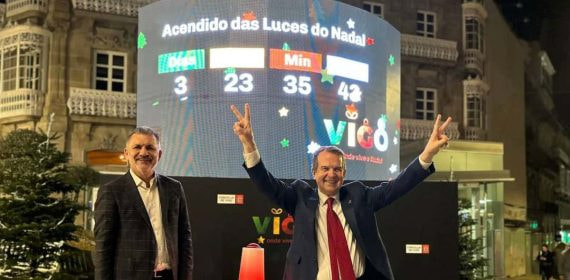 Abel Caballero, estos días frente al cartel luminoso de la cuenta atrás para el encendido navideño.
