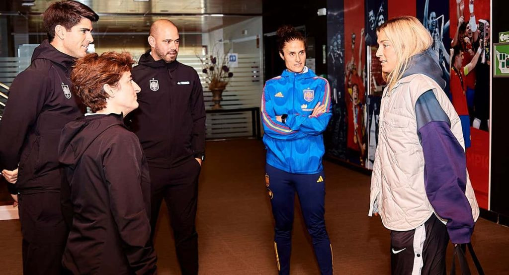 Alexia Putellas habla con Ana Álvarez, Gonzalo, Montse Tomé y Markel Zubizarreta en su llegada a la concentración de la Selección.