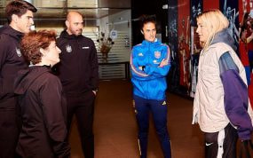 Alexia Putellas habla con Ana Álvarez, Gonzalo, Montse Tomé y Markel Zubizarreta en su llegada a la concentración de la Selección.