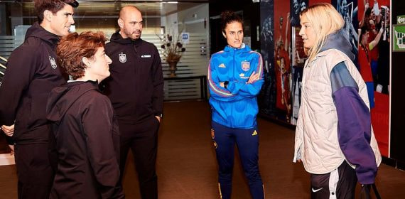 Alexia Putellas habla con Ana Álvarez, Gonzalo, Montse Tomé y Markel Zubizarreta en su llegada a la concentración de la Selección.