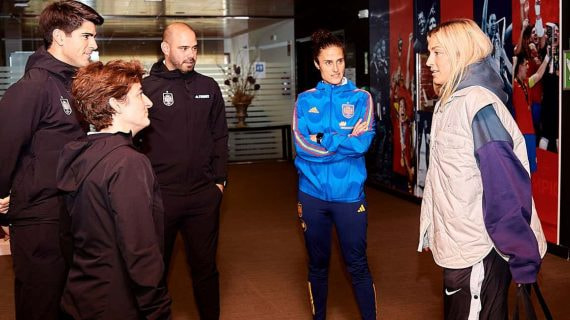 Alexia Putellas habla con Ana Álvarez, Gonzalo, Montse Tomé y Markel Zubizarreta en su llegada a la concentración de la Selección.