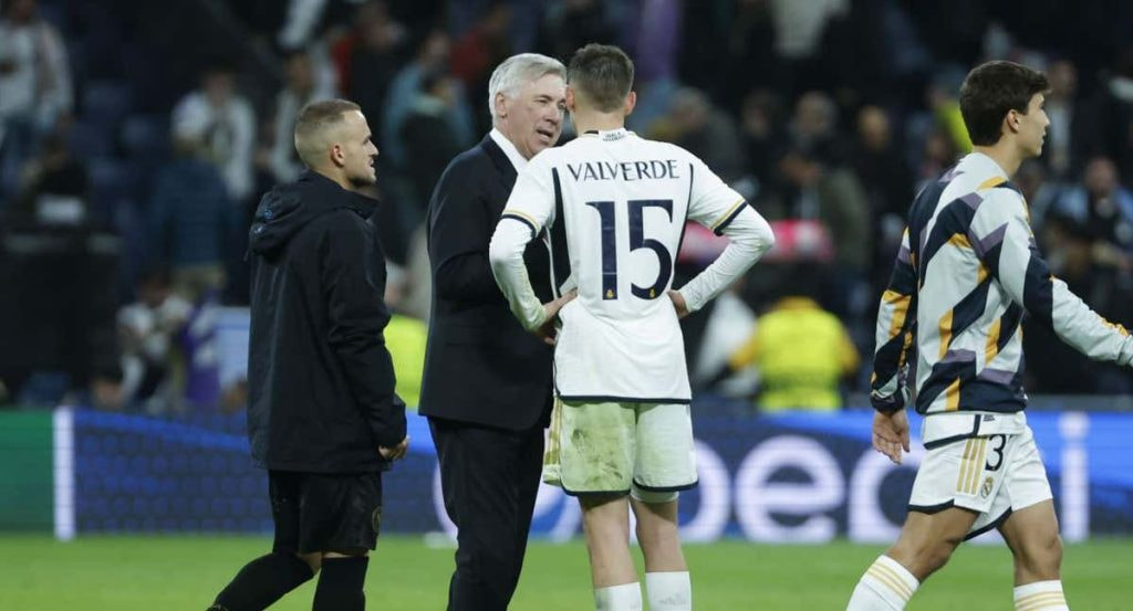 Ancelotti charla con Valverde tras la victoria frente al Nápoles.