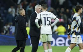 Ancelotti charla con Valverde tras la victoria frente al Nápoles.