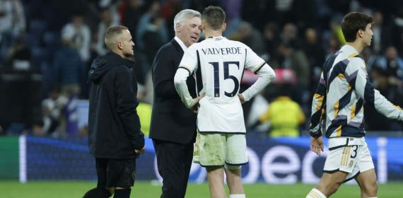 Ancelotti charla con Valverde tras la victoria frente al Nápoles.