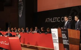 Jon Uriarte y Jon Berasategui, durante la Asamblea.