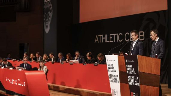 Jon Uriarte y Jon Berasategui, durante la Asamblea.