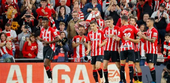 Los jugadores celebran un gol junto a su afición en San Mamés.